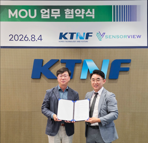 KTNF 이중연 대표(왼쪽)와 센서뷰 김병남 대표(오른쪽)가 업무협약을 체결한 뒤 기념 촬영을 하고 있다.