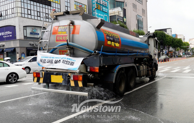 도심 열섬현상 완화 살수차 운영(사진 / 아산시 제공)