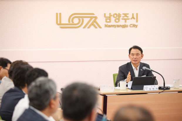 최현덕 남양주시장이 8월 5일 시청 여유당에서 중점 추진사업 점검보고회를 진행하고 있다.