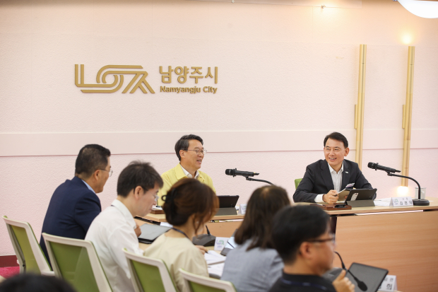 최현덕 시장이 지난 7월 31일 열린 중점 추진사업 점검보고회에서 관계 공무원들과 주요 현안과 개선 방안을 논의하고 있다.