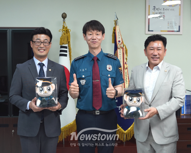 지역 교통문제 및 치안 협력 방안 간담회(사진 / 좌측부터 안정근 의장, 김홍태 서장, 윤원준 부의장. 아산시의회 제공)