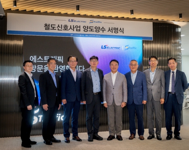 사진설명 (LS ELECTRIC 최대석 대표 및 에스트래픽 문찬종 대표 (가운데) 및 각사 임원들)