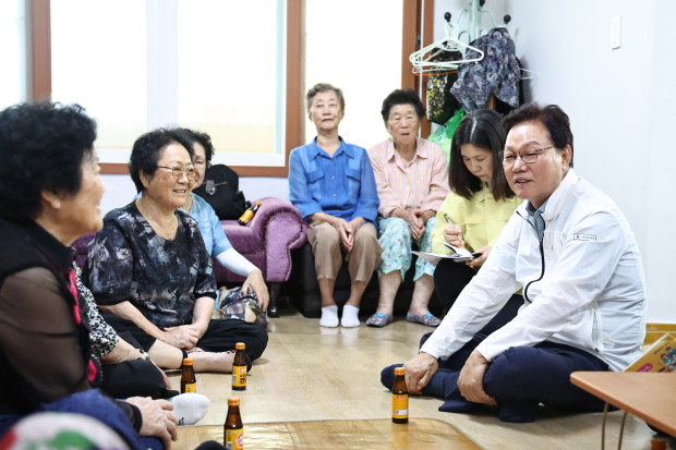 박완수 지사, 교방 장수 경로당 무더위쉼터 방문 모습/사진 경남도 제공