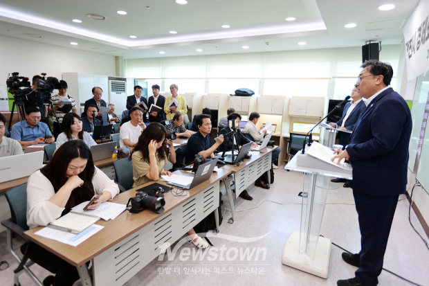 김기재 당진시장, 당진시 경제회복지원금 지급 기자회견(사진 / 뉴스타운)