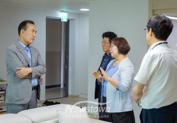 김홍열 청양군수가 지난 8월 10일 관내 복지 시설인 청양군사회복지관을 방문해 시설 운영 현황과 복지서비스 추진 실태를 꼼꼼히 살피고, 현장에서 근무하는 직원들의 애로사항을 청취했다.(사진 / 청양군 제공)