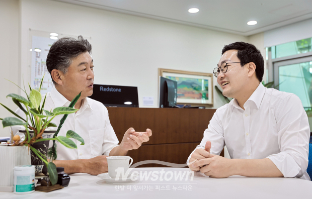 이동석 충주시장(사진 / 우측)이 지난 8월 10일 서울특별시청을 방문해 박찬구 정무부시장(사진 / 좌측)과 상호간 상생발전 및 교류 협력 방안을 논의했다. 충주시 제공