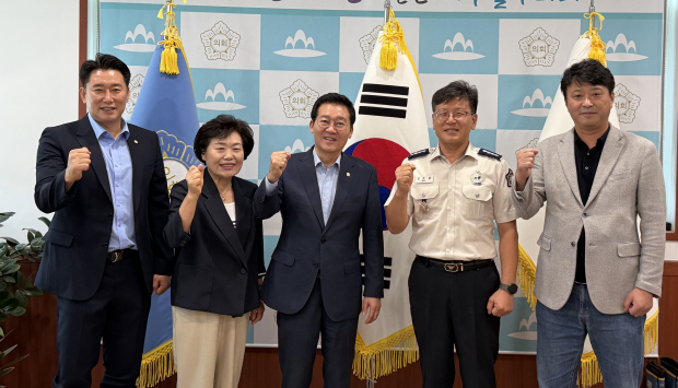 왼쪽부터 김재원 기획행정위원장, 김경순 복지건설위원장, 김진구 의장, 조주용 미추홀소방서장, 양진석 의회운영위원장