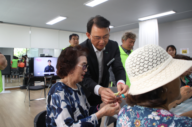 최현덕 남양주시장이 금곡데이케어센터를 찾아 이용 어르신들과 소통하고 있다.