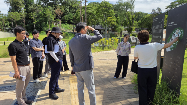 김상수 부시장이 남양주 궁집에서 관광진흥위원들과 함께 문화관광해설사의 설명을 듣고 있다.