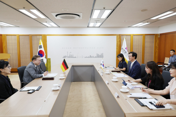 전재수 부산시장(오른쪽)이 지난 10일 오후 2시 30분 시청 국제의전실에서 게오르크 빌프리드 슈미트(Georg Wilfried Schmidt) 주한독일대사를 접견(사진/부산시 제공)