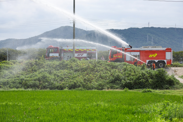 12일 김해시가 '국가소방동원령 발령'으로 소방차 20대를 투입해 진례면 가뭄 피해 농지에 용수를 공급하고있는 모습./사진 김해시 제공