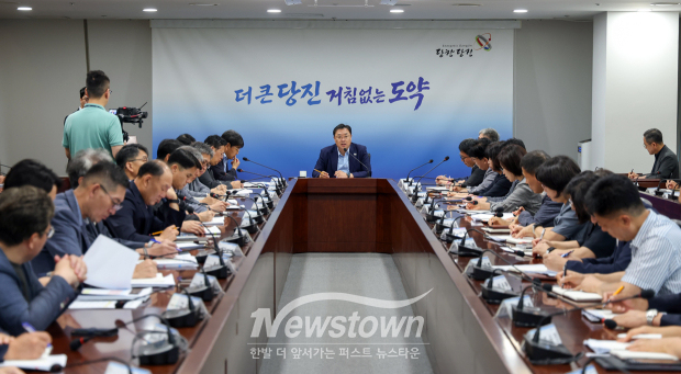김기재 당진시장이 8월 12일 부서장들을 긴급 소집해 민생경제 비상대책회의를 열고, 앞으로 50일간 민생경제 회복을 시정의 최우선 과제로 두고 전 부서가 총력 대응할 것을 주문했다.(사진 / 당진시 제공)