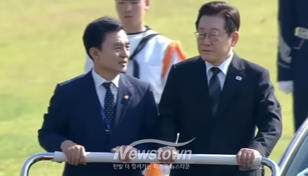 작년 10월 1일 국군의날, 이재명 대통령과 열병식 퍼레이드에 참가한 안규백 국방부장관/춘천MBC 뉴스 화면 캡처