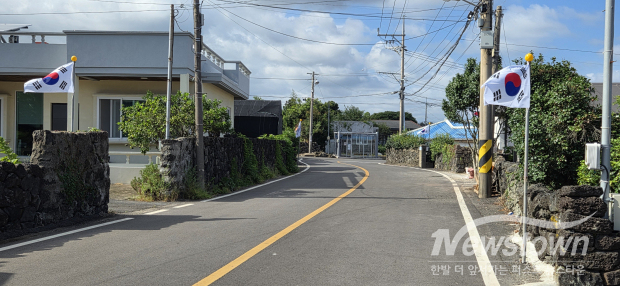 제주도 표선면 하천리 마을 거리 곳곳에 태극기에 걸려있는 것을 볼 수 있다. / 사진 김동일 칼럼니스트