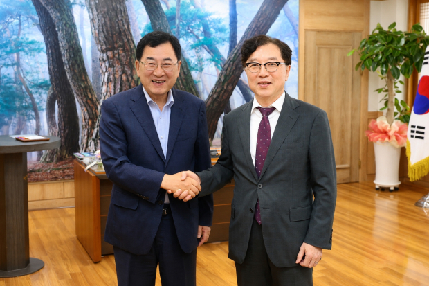 주낙영 경주시장이 13일 경주시청을 방문한 오스카 츠요시 주부산일본총영사와 한·일 지방자치단체 간 교류 협력 방안을 논의한 뒤 기념촬영을 하고 있다