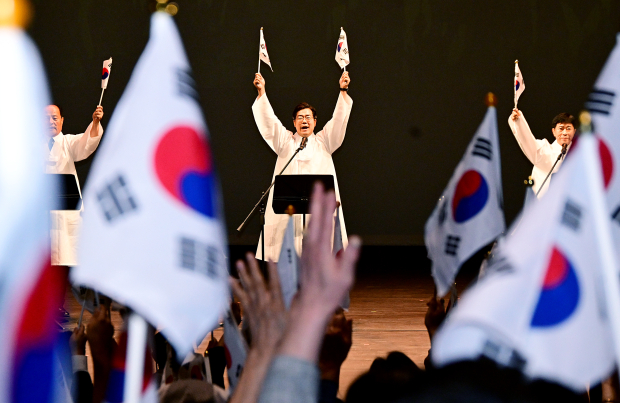 박찬대 인천광역시장이 15일 인천문화예술회관에서 열린 '제81주년 광복절 경축행사'에서 만세삼창을 하고 있다.