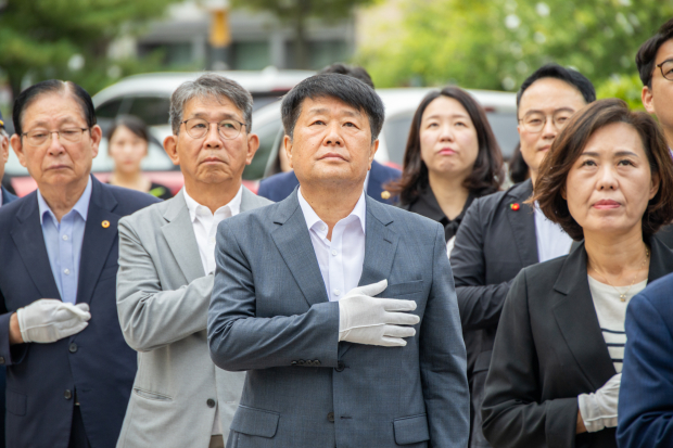박형우 계양구청장이 국민의례를 하고 있다.