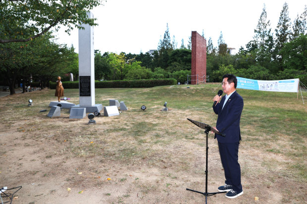 지난 14일 연지공원 평화의 소녀상 앞에서 열린 김해시민평화문화제에서 정영두 김해시장이 일본군위안부 피해자 기림의 날의 의미를 되새기는 인사말을 하고 있다./사진=김해시