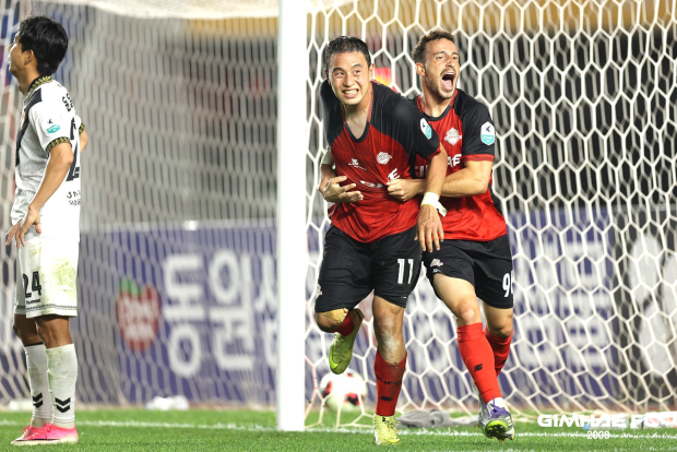 지난 15일 김해종합운동장에서 열린 경남FC와의 홈경기에서 동점골을 터뜨린 김해FC 이강욱이 동료 후벵 마세도와 기쁨을 나누고 있다./사진=김해FC2008