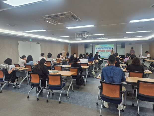 지난 14일 양산비즈니스센터에서 열린 통합돌봄 관련기관 및 담당자 간담회에서 관계자들이 기관별 사업 현황과 서비스 연계 방안을 논의하고 있다./사진=양산시