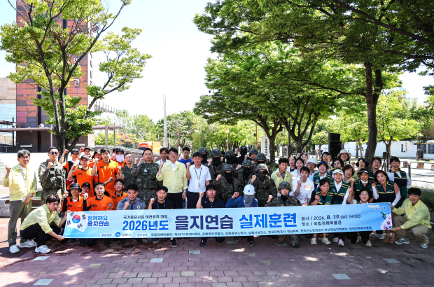 김해시가 지난 19일 국립김해박물관에서 실시한 ‘2026년 을지연습 민·관·군·경·소방 합동 테러 대응 실제훈련’을 마친 뒤 참여 기관 관계자들이 기념촬영을 하고 있다./사진=김해시