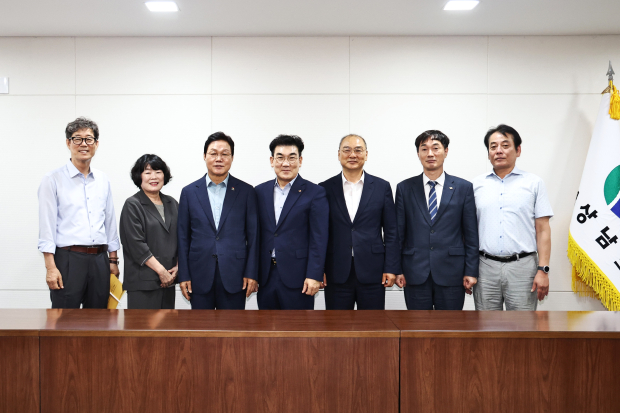 박완수 도지사가 지난 19일 도청 소회의실에서 정지영 한국공인중개사협회 경남도회장을 비롯한 임원진과 부동산시장 현안 및 제도 개선 방안을 논의한 뒤 기념촬영을 하고 있다./사진=경남도