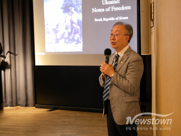 Professor Hong Seok-woo of the Department of Ukrainian Studies at Hankuk University of Foreign Studies delivers welcoming remarks.