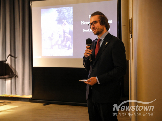 Oleksandr Lovnyakhin of the Embassy of Ukraine in the Republic of Korea introduces Dr. Taras Filenko.