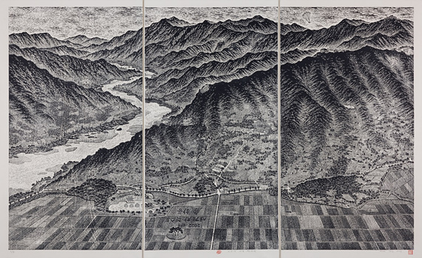 김억 작가의 ‘지리산 하동 평사리’(2020). 지리산과 섬진강, 평사리 들판이 어우러진 풍경을 목판화로 담아 자연과 인간이 함께 일궈온 삶의 모습을 보여준다. /사진=경남도