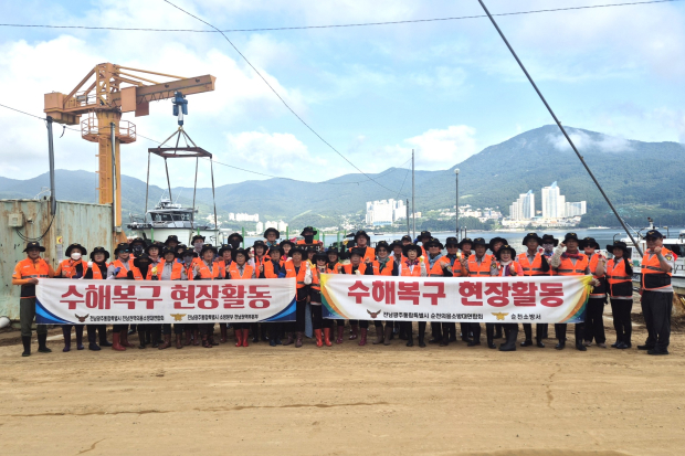 거제지역 수해복구 현장에 투입된 전남 광주·순천 의용소방대원들이 복구 활동에 앞서 기념촬영을 하고 있다. /사진=경남도
