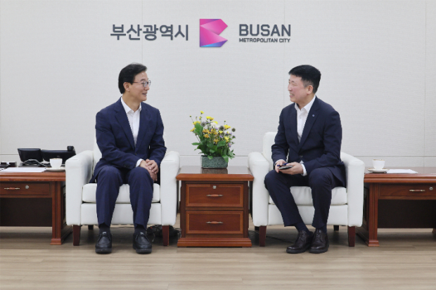 전재수 부산시장(왼쪽)과 가덕도신공항건설공단 이윤상 이사장이 주요 현안을 논의하고 있다. 부산시 제공
