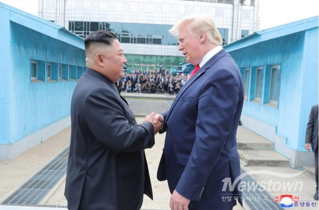 트럼프 미국 대통령과 김정은 북한 국무위원장 판문점에 서의 만남. 2019년 6월 30일 / 사진=KCNA via SNS