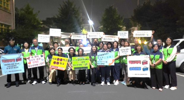 김해시와 김해중부경찰서, 김해시청소년상담복지센터, 김해시청소년선도학부모감시단 관계자들이 지난 21일 내외동 일대에서 학교폭력 예방과 청소년상담 1388 홍보 캠페인을 펼친 뒤 기념촬영을 하고 있다./사진=김해시