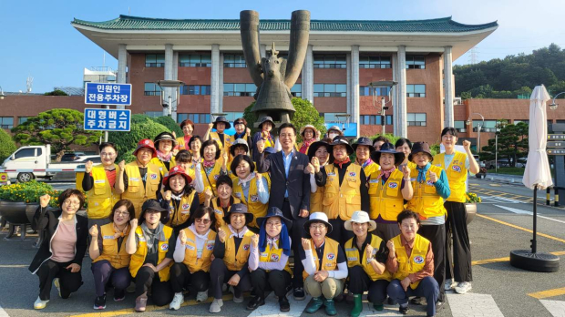대한적십자사봉사회 김해시협의회 회원들이 지난 23일 거제시 둔덕면 수해 현장으로 출발하기에 앞서 김해시청 앞에서 정영두 시장과 기념촬영을 하고 있다./사진=김해시