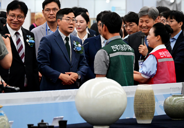 박찬대 인천광역시장이 24일 송도컨벤시아에서 열린 '2026 인천광역시 제61회 전국기능경기대회'에서 대회장을 살펴보고 있다
