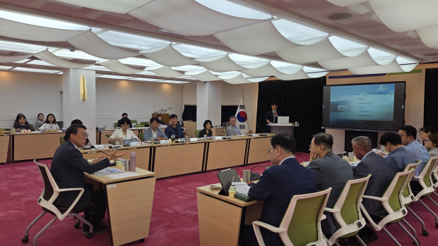 김상수 부시장이 관광진흥위원회 위원들과 함께 관광전략 사업을 논의하고 있다.(사진 / 남양주시 제공)