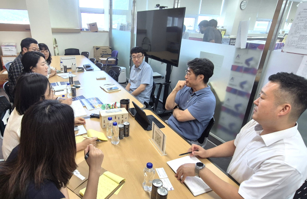 김해시와 인제대학교, 경상남도 감염병관리지원단 관계자들이 외국인 유학생의 감염병 예방관리와 공동 대응 방안을 논의하고 있다./사진=김해시