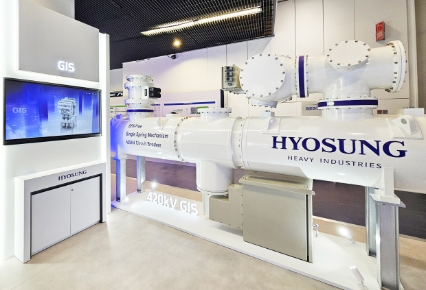 사진자료. 효성중공업이 'CIGRE 2026'에 독자기술로 개발한 저탄소 전력기기 '420kV SF6-Free GIS'를 전시했다