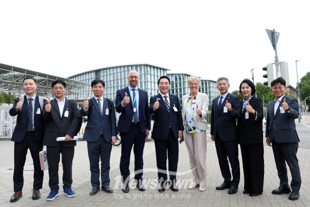 박수현 충남도지사가 8월 24일(현지 시각) 독일 루트비히스하펜에 위치한 글로벌 화학기업 바스프(BASF) 본사를 방문했다. 박 지사는 바스프가 강 건너 도시인 만하임과 함께 성장하고 있는 점과, 생산 제품이 영향을 미치지 않는 분야가 없을 정도로 많은 점 등에 대해 높은 관심을 표했다.(사진 / 충청남도 제공)