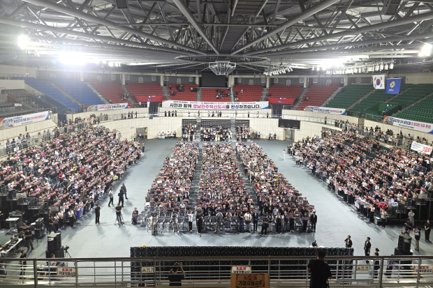 26일 진주실내체육관에서 열린 ‘경남진주혁신도시 완성 시민결의대회’ 참석자들이 발전공기업 통합본사와 공공기관 유치를 촉구하는 구호를 외치고 있다./사진=경남도
