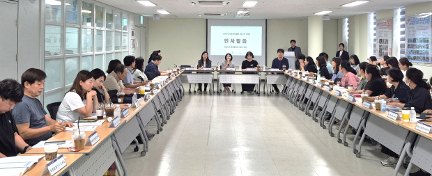 26일 경남사회적경제혁신타운에서 열린 ‘2026년 경상남도 통합돌봄 제공기관 간담회’에서 참석자들이 현장의 애로사항과 서비스 개선방안을 논의하고 있다./사진=경남도