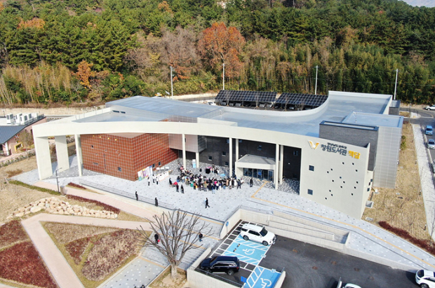‘제17회 경상남도 건축상’ 우수상에 선정된 창원도서관 책담 전경./사진=경남도