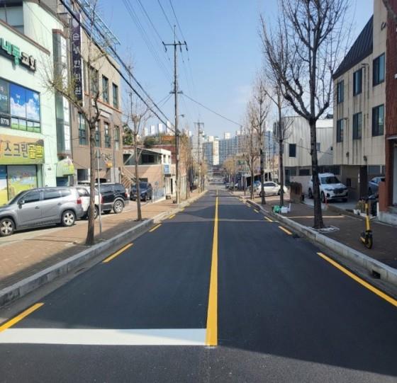 아스콘 절삭 재포장 공사를 마친 김해시 내동 도시계획도로 모습./사진=경남도