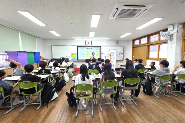 김해시청소년센터 전문 강사가 김해활천초등학교 학생들을 대상으로 ‘학교로 찾아가는 인성교육 프로그램’을 진행하고 있다./사진=김해시