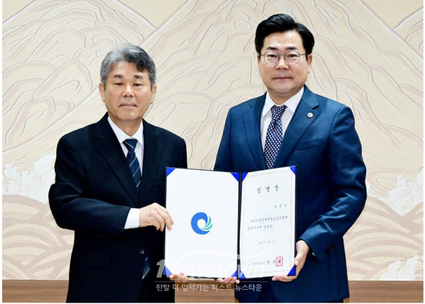 박찬대 인천광역시장이 1일 시청 접견실에서 최원영 인천인재평생교육진흥원 상임이사에게 임명장을 수여하고 있다. / 인천시
