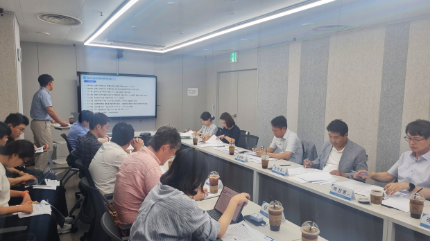 김해시 상하수도사업소 관계자가 1일 정례브리핑에서 지방상수도 현대화사업 추진 과정과 유수율 86.6% 달성 성과를 설명하고 있다./사진=김해시