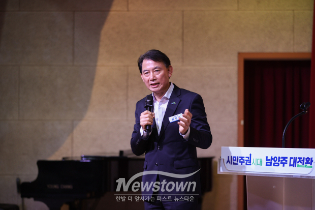 최현덕 남양주시장이 1일 시청 다산홀에서 열린 민선 9기 첫 월례조회에서 직원들에게 현장 중심의 ‘원팀 행정’을 강조하고 있다. / 남양줏히