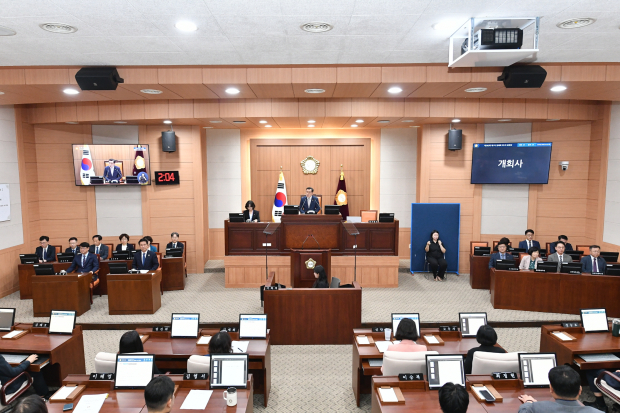 조종현 김해시의회 의장이 1일 제282회 제1차 정례회 제1차 본회의 개회를 선언하고 있다. 시의회는 오는 10월 2일까지 추가경정예산안과 행정사무감사 등 주요 안건을 처리한다./사진=김해시의회