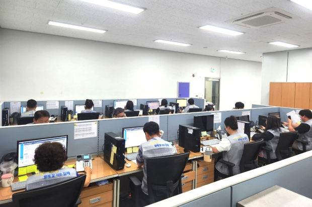 김해시 지방세입 체납관리단이 체납자에게 납부를 안내하고 생활실태와 납부 여건을 조사하는 등 체납액 정리 활동을 펼치고 있다./사진=김해시