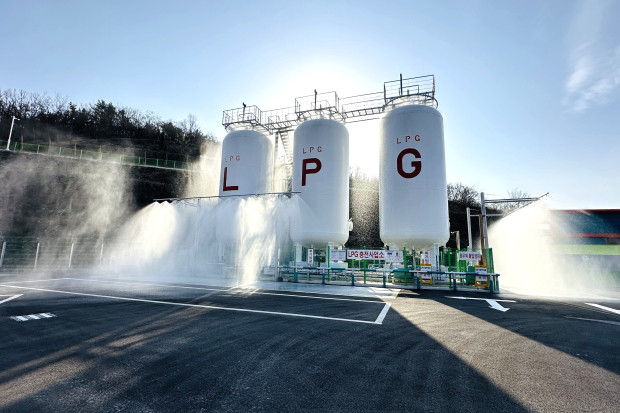경남지역 한 LPG 충전사업소에서 가스시설의 안전사고에 대비해 살수설비 작동 상태를 점검하고 있다./사진=경남도